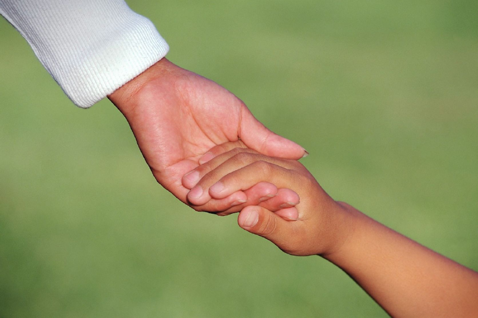 Занятие доверия. Детская и взрослая рука. Рукопожатие золого и ебенка. Протянуть руку помощи. Рука ребенка и взрослого.